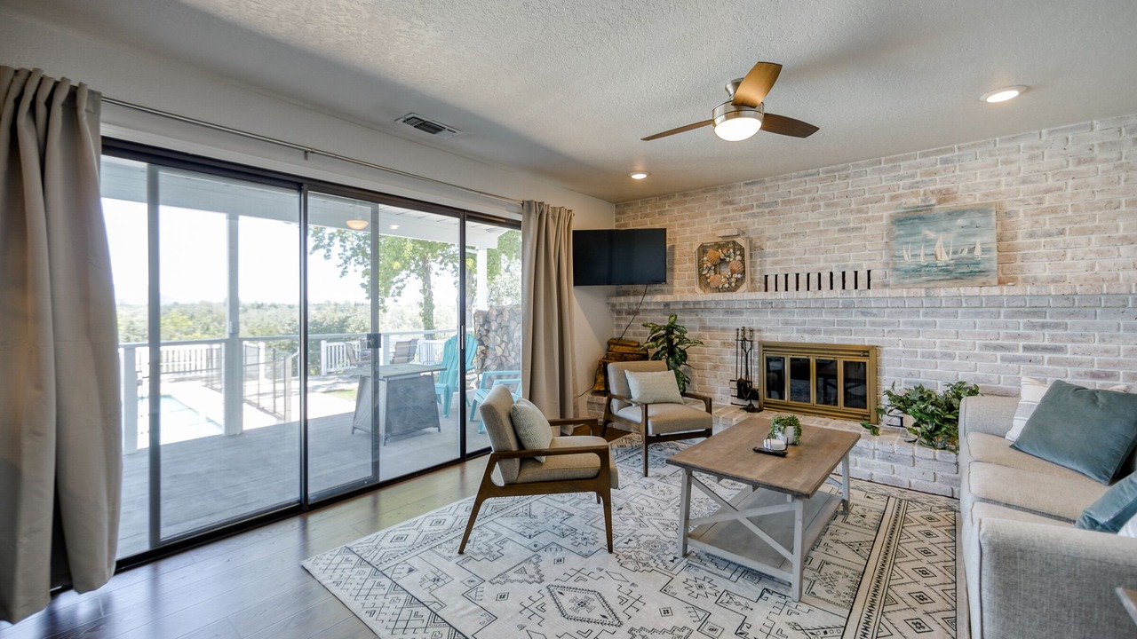 Photo of Livingroom in Midway