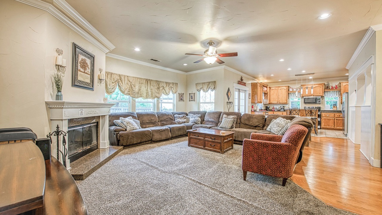 Photo of Livingroom in Yosemite Lakes