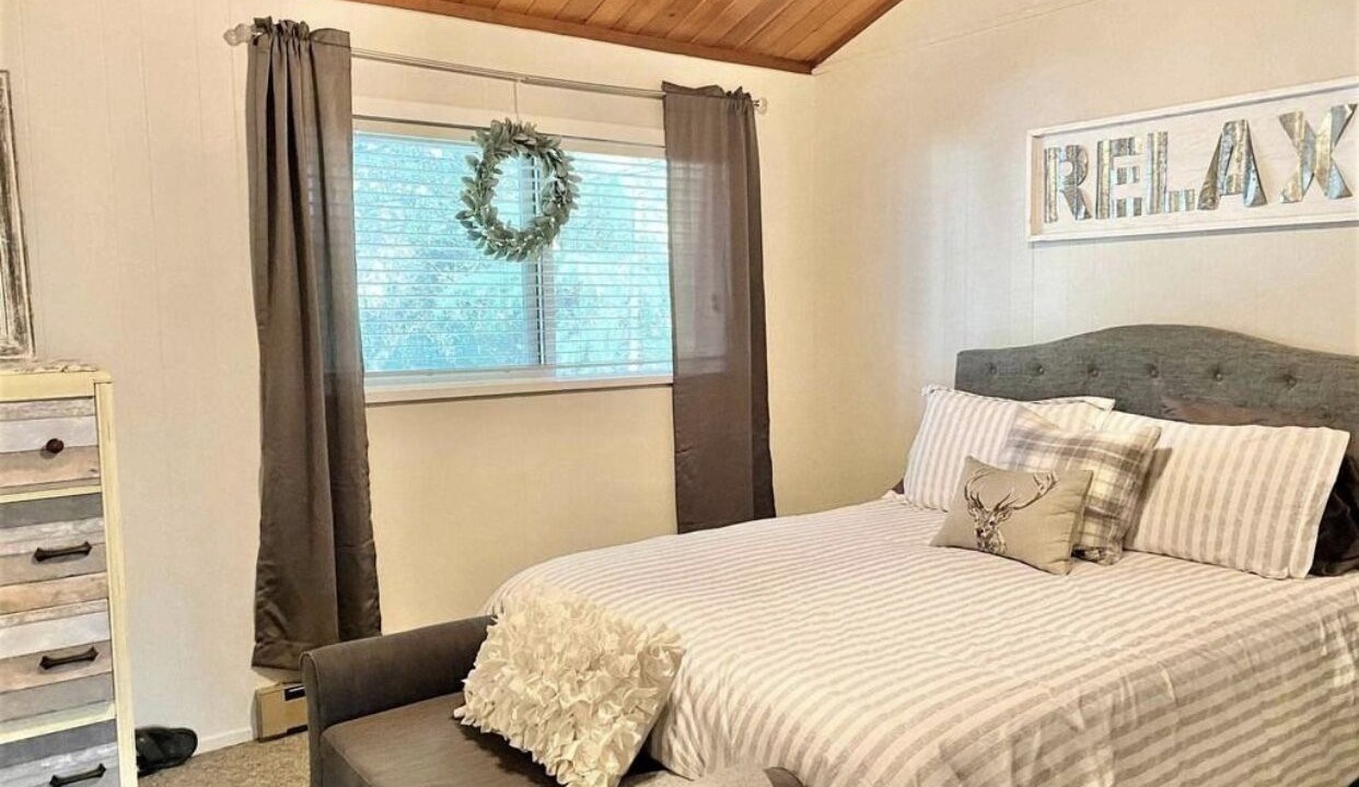 Photo of Bedroom in Groveland