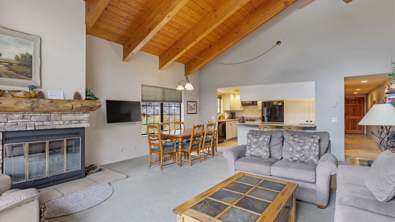 Photo of Livingroom in June Lake