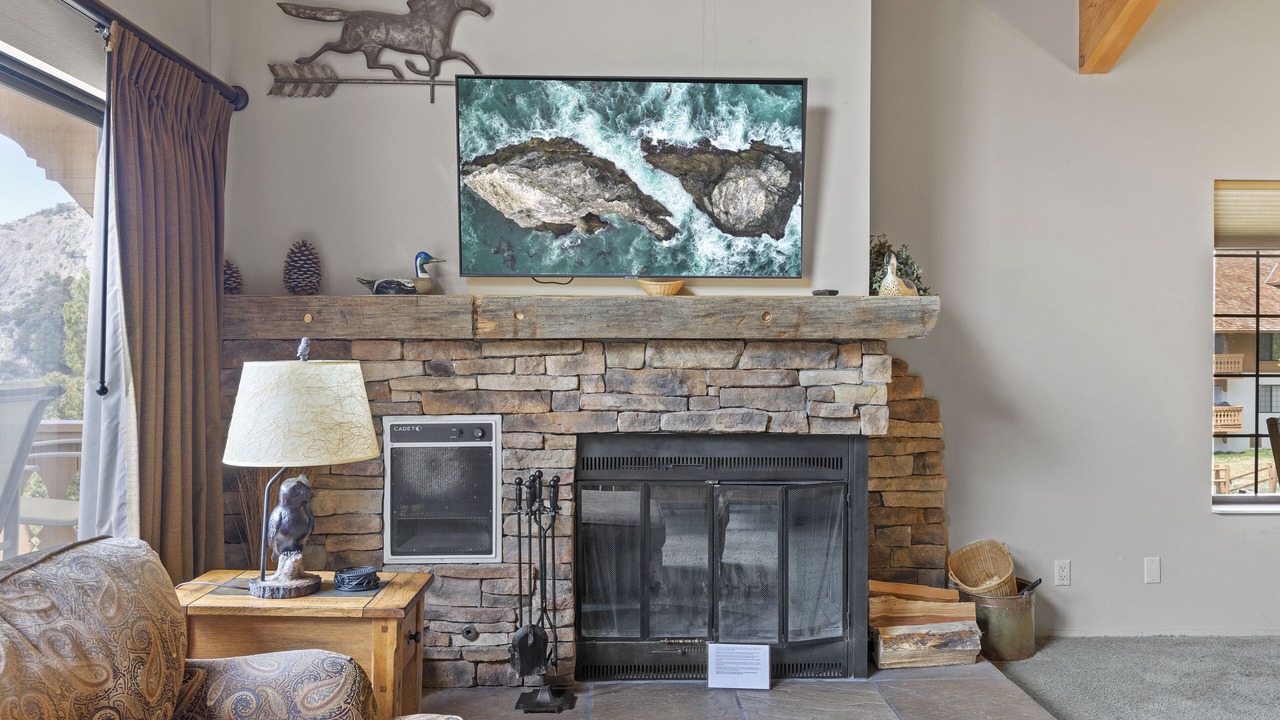 Photo of Livingroom in June Lake