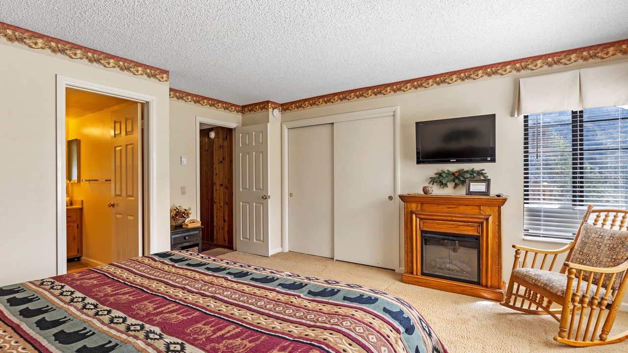 Photo of Livingroom in June Lake