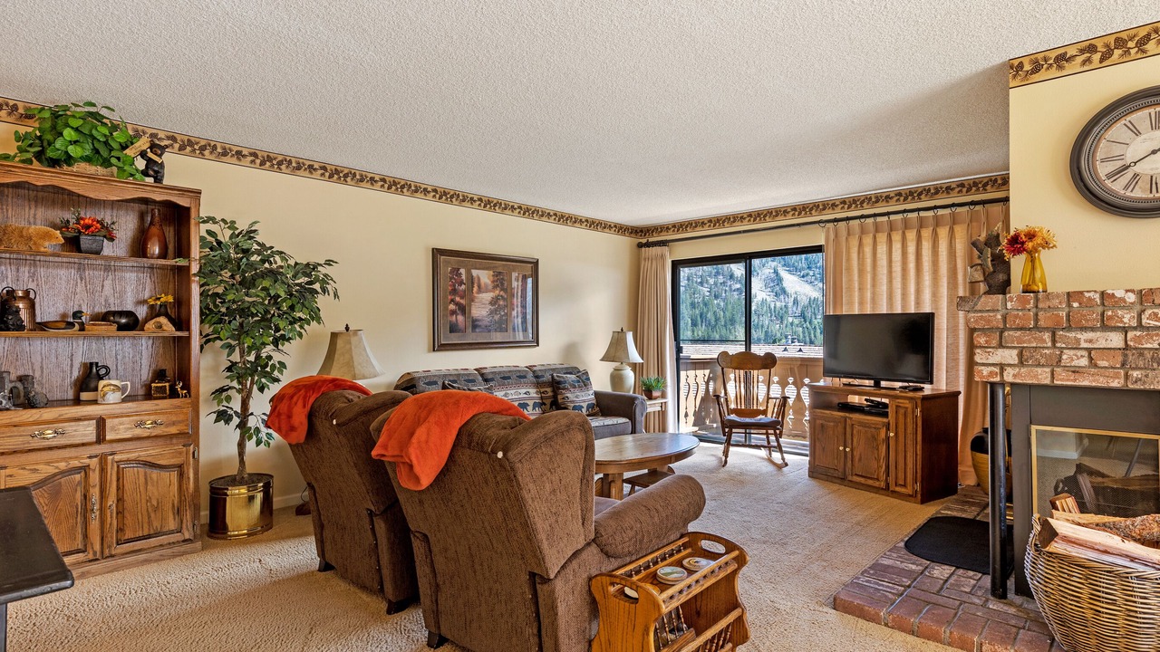 Photo of Livingroom in June Lake