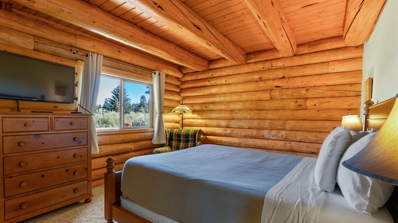 Photo of Bedroom in June Lake