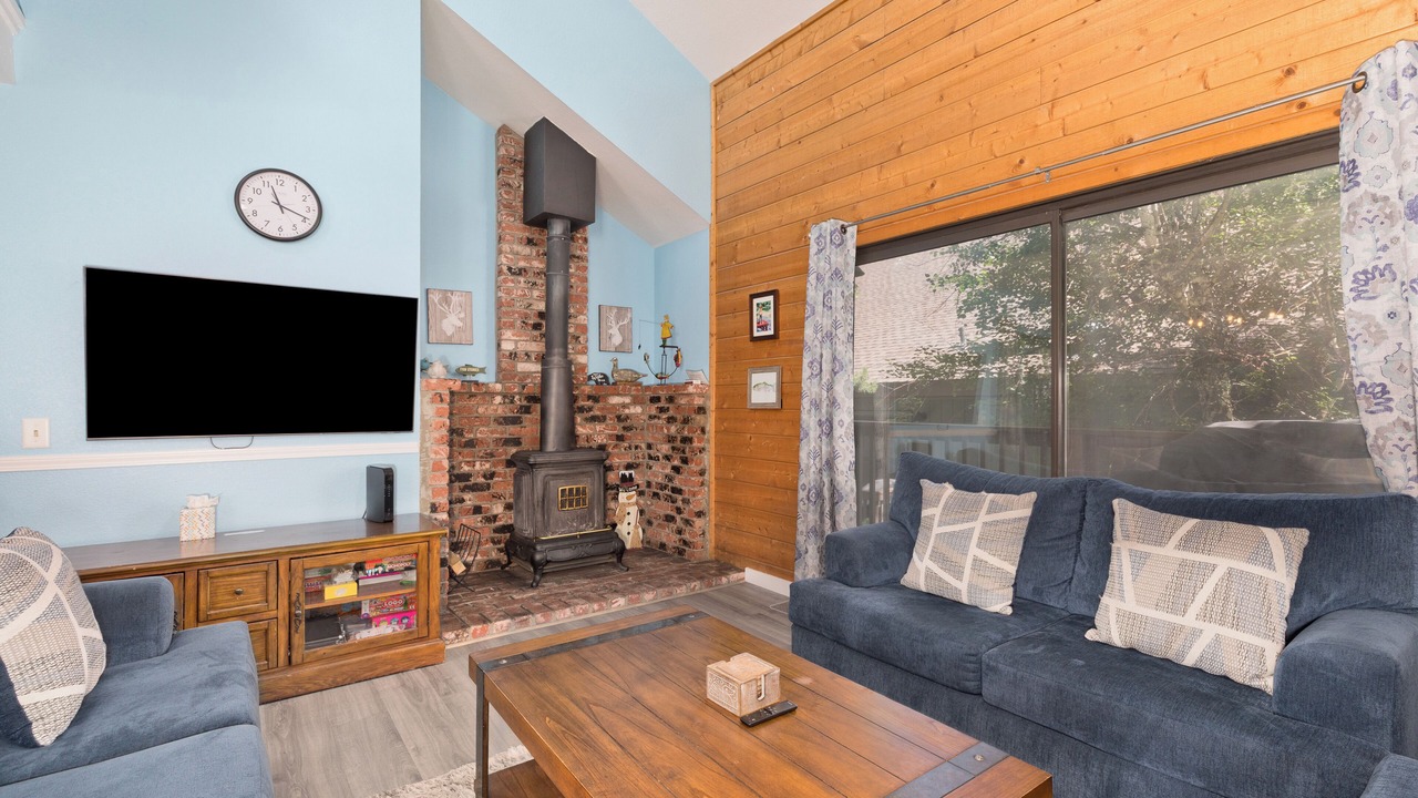 Photo of Livingroom in June Lake