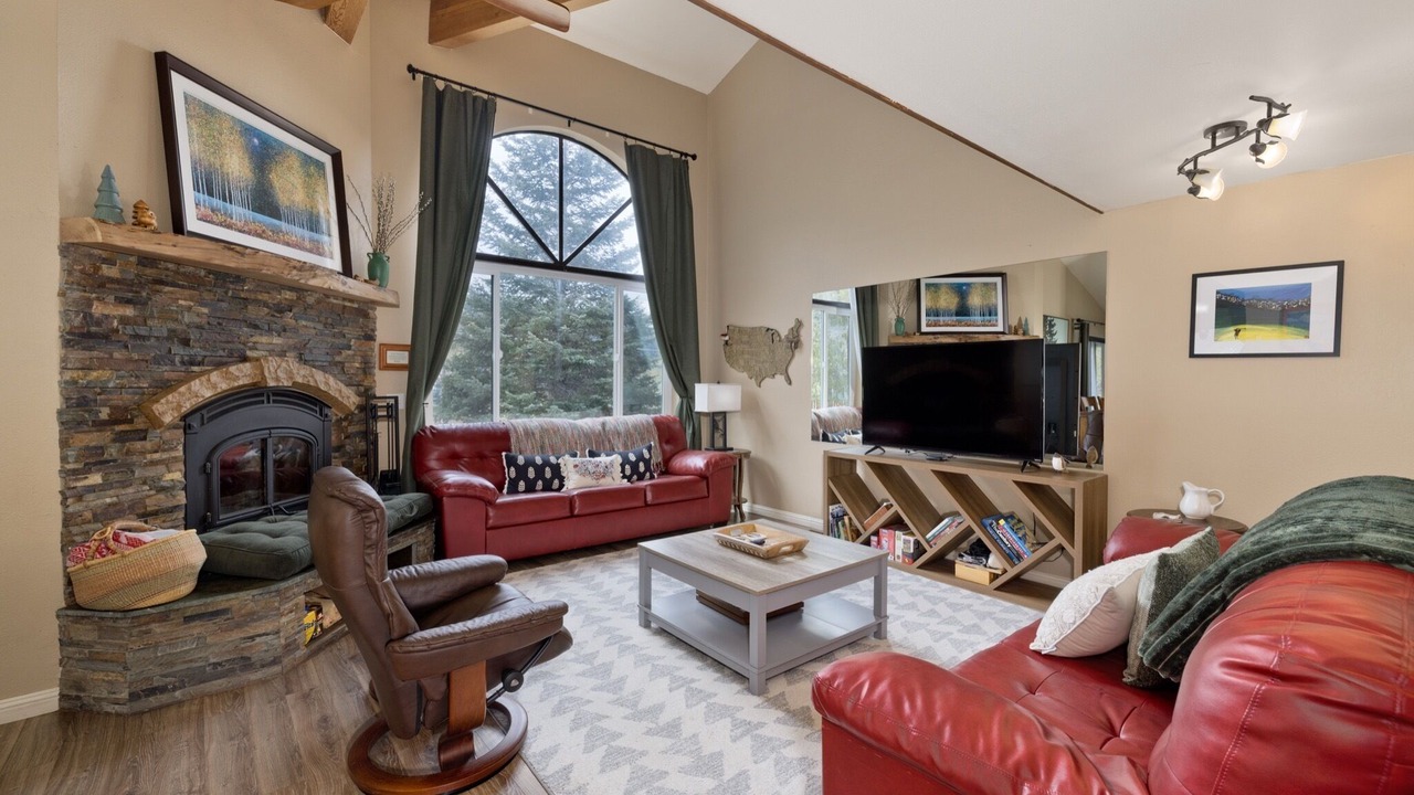 Photo of Livingroom in June Lake