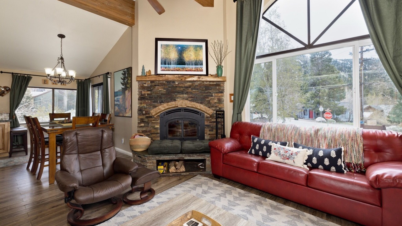 Photo of Livingroom in June Lake