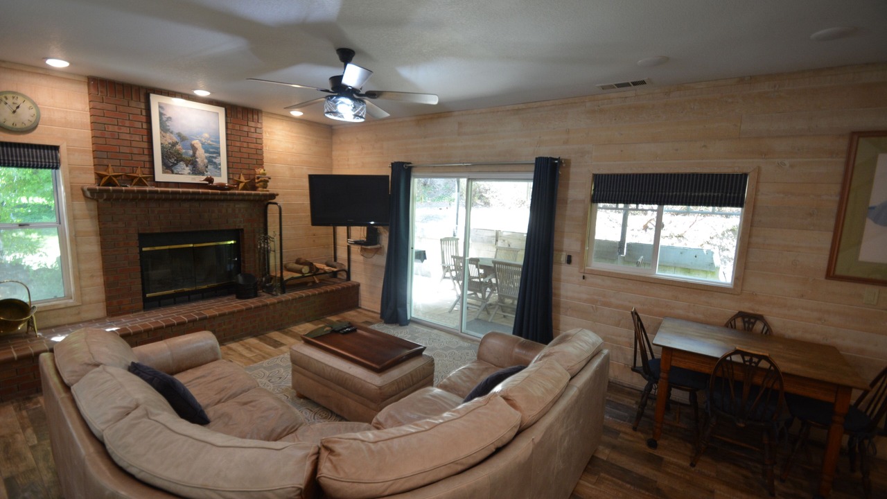 Photo of Livingroom in Bass Lake