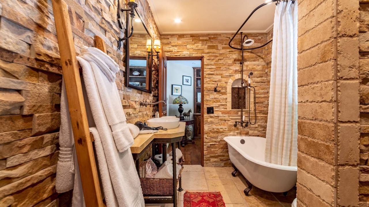 Photo of Bathroom in Hollywood Dell