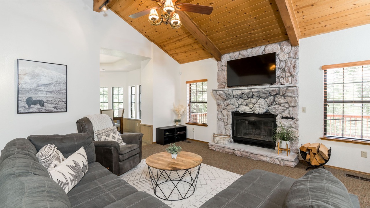 Photo of Livingroom in Shaver Lake