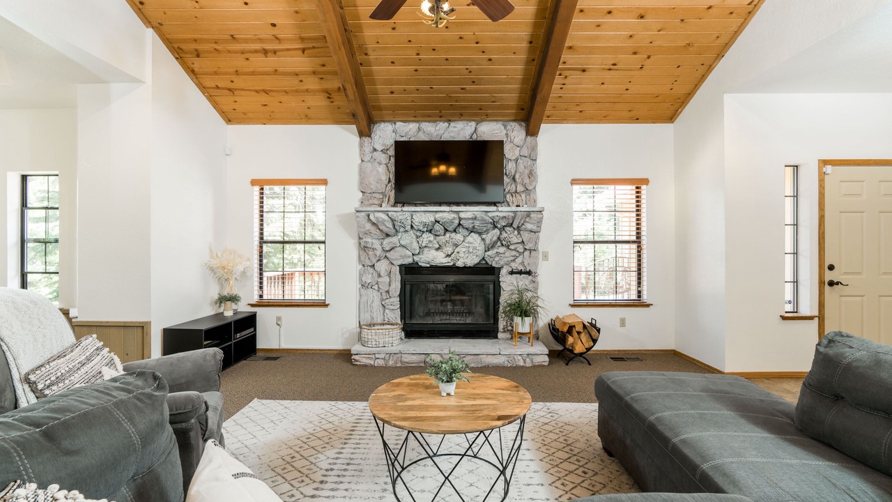 Photo of Livingroom in Shaver Lake