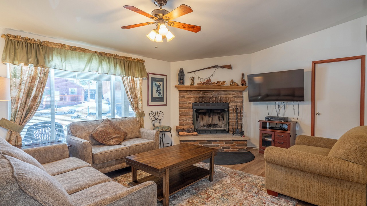 Photo of Livingroom in June Lake