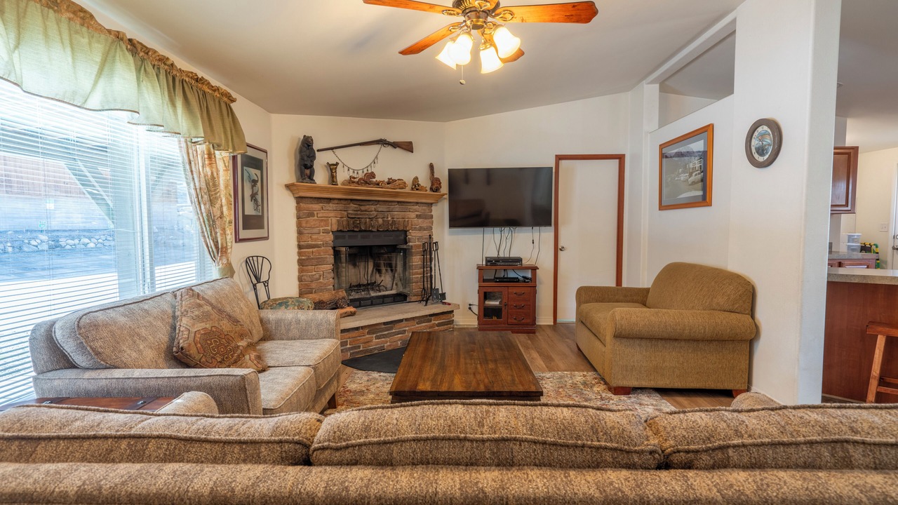 Photo of Livingroom in June Lake