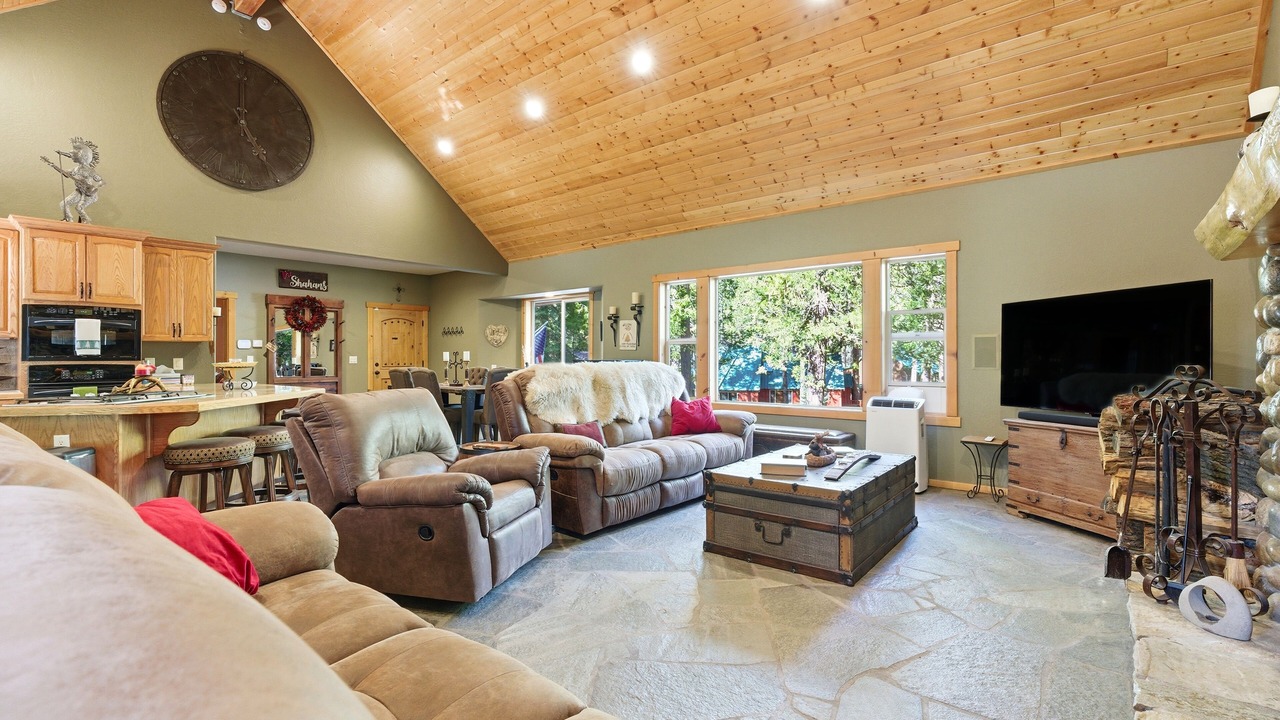 Photo of Livingroom in Shaver Lake