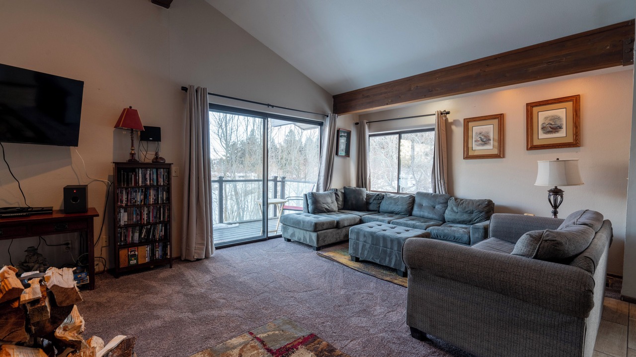 Photo of Livingroom in June Lake