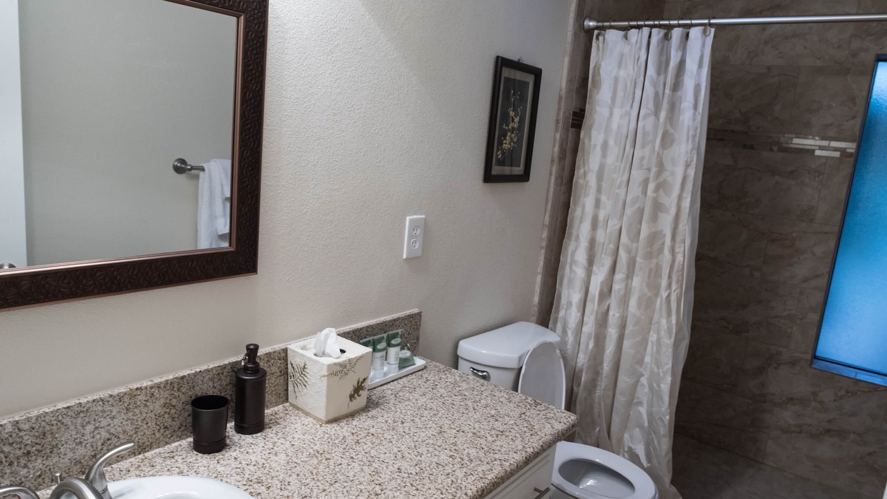 Photo of Bathroom in Raisin