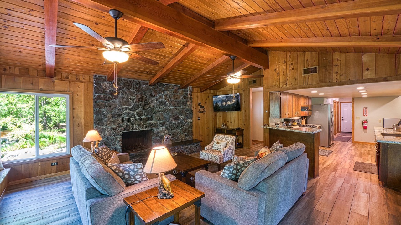 Photo of Livingroom in Yosemite Forks