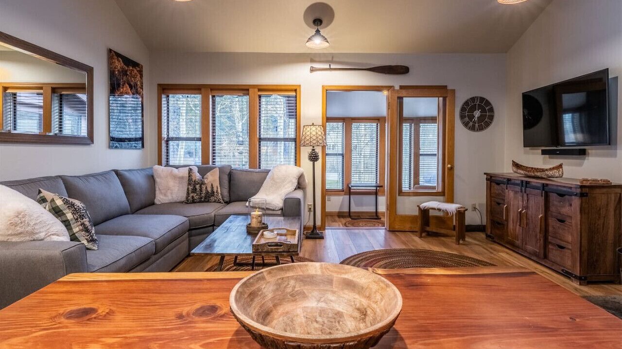 Photo of Livingroom in June Lake