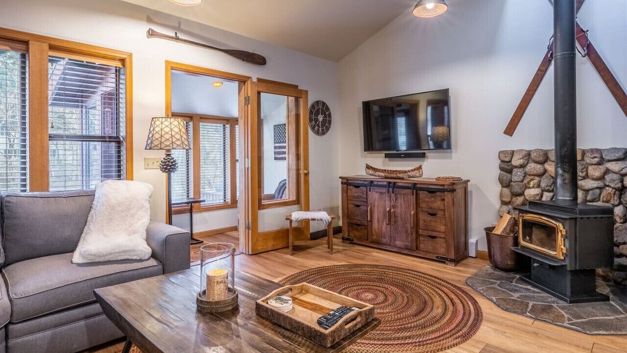 Photo of Livingroom in June Lake