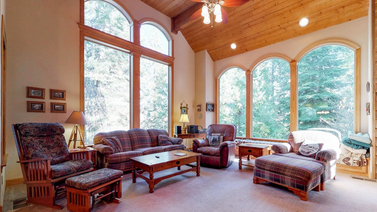 Photo of Livingroom in Shaver Lake