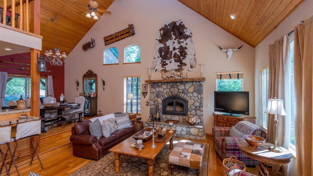 Photo of Livingroom in Shaver Lake
