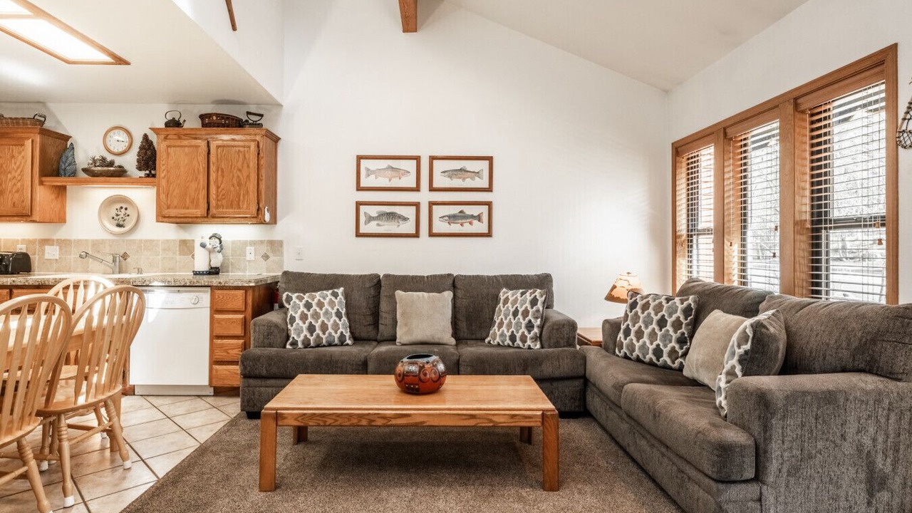 Photo of Livingroom in June Lake