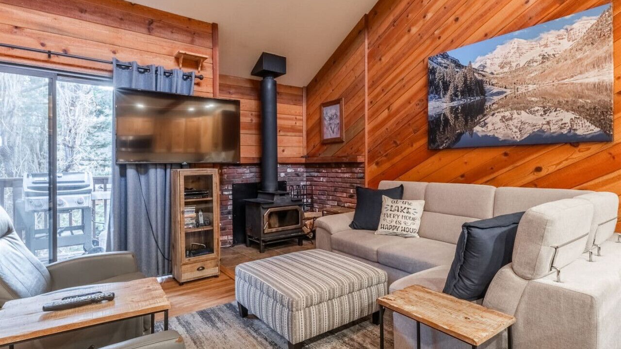 Photo of Livingroom in June Lake