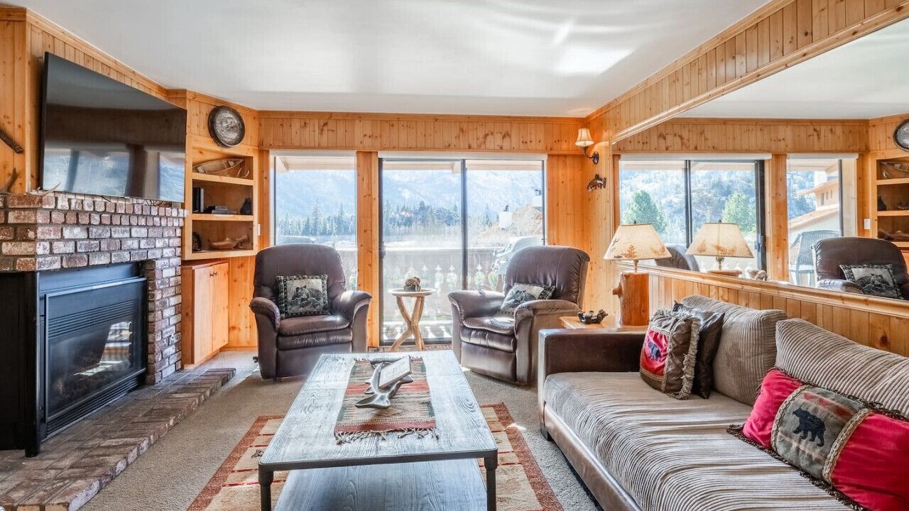 Photo of Livingroom in June Lake