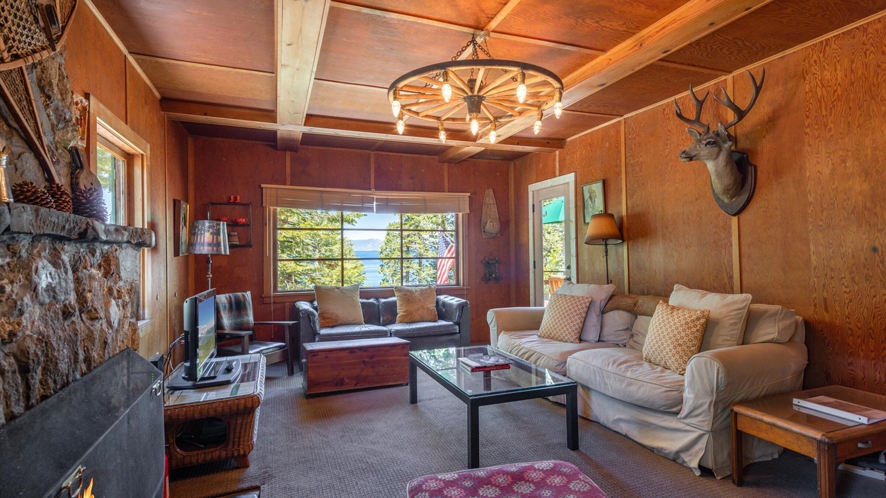Photo of Livingroom in Chambers Lodge