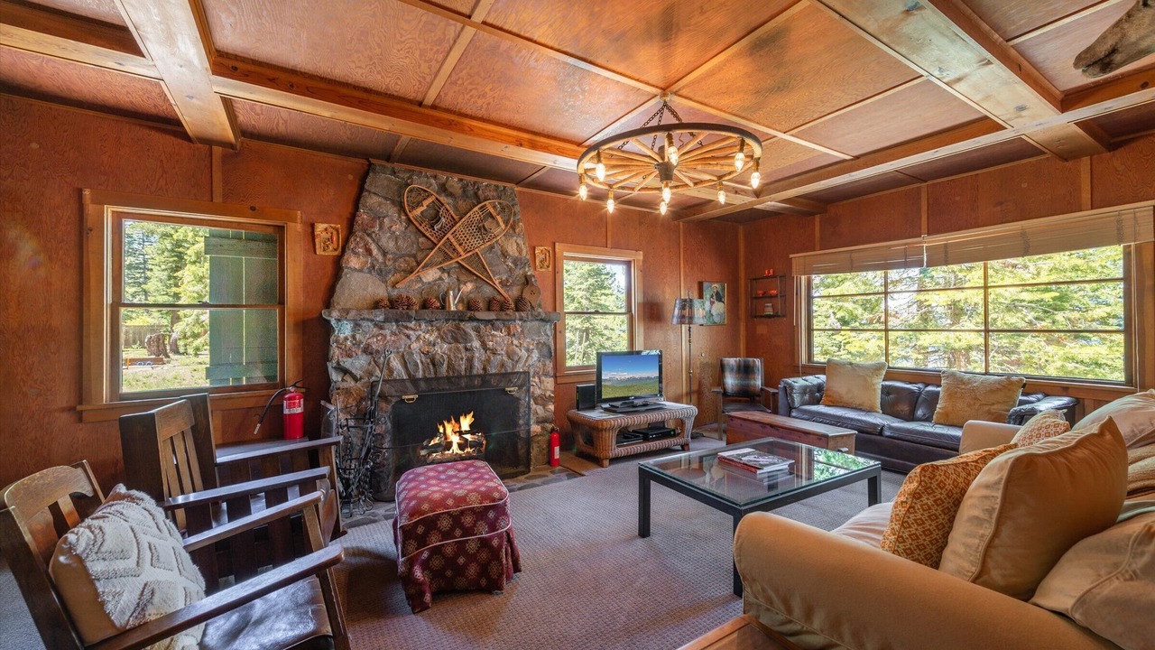 Photo of Livingroom in Chambers Lodge