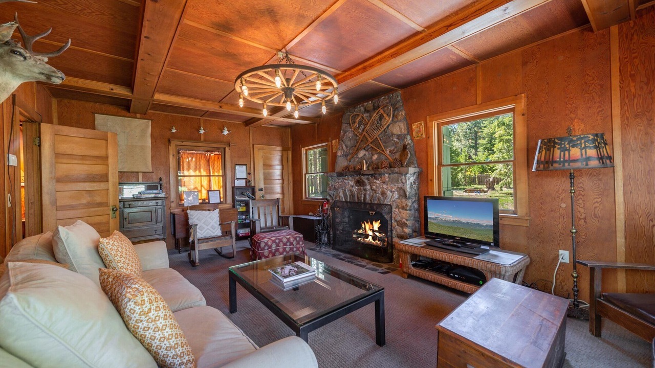 Photo of Livingroom in Chambers Lodge