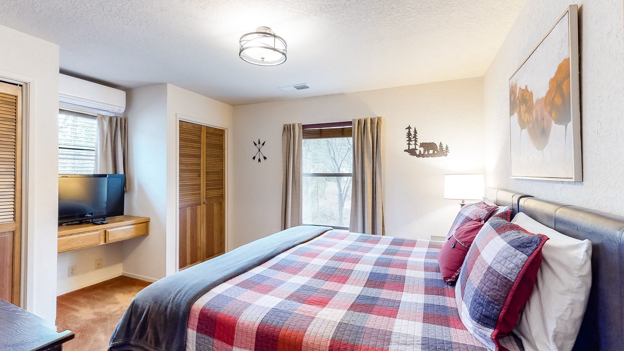 Photo of Bedroom in Groveland