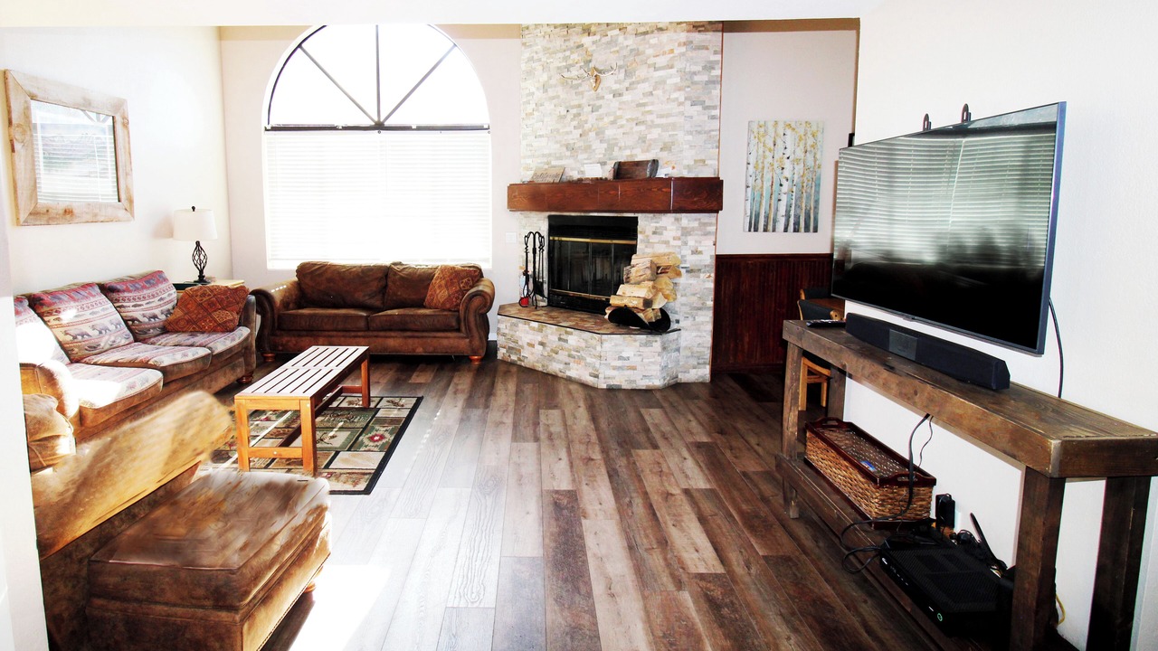 Photo of Livingroom in June Lake