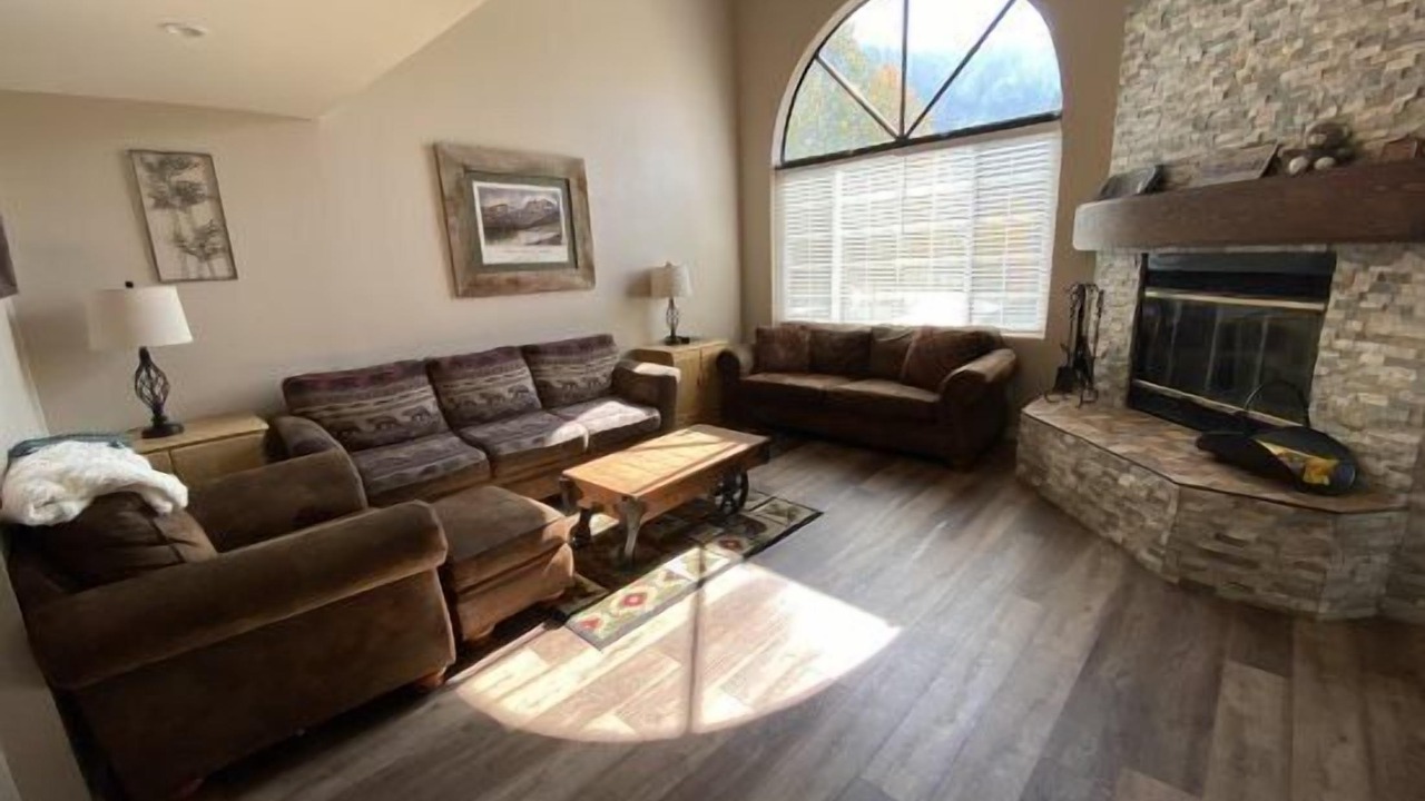 Photo of Livingroom in June Lake