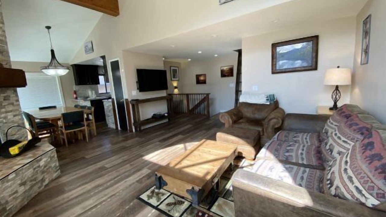 Photo of Livingroom in June Lake