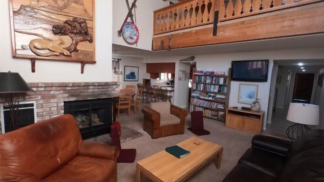 Photo of Livingroom in June Lake