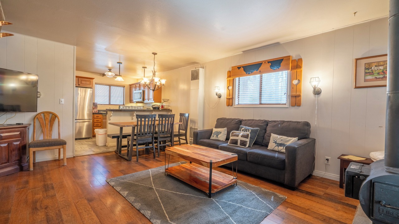 Photo of Livingroom in June Lake