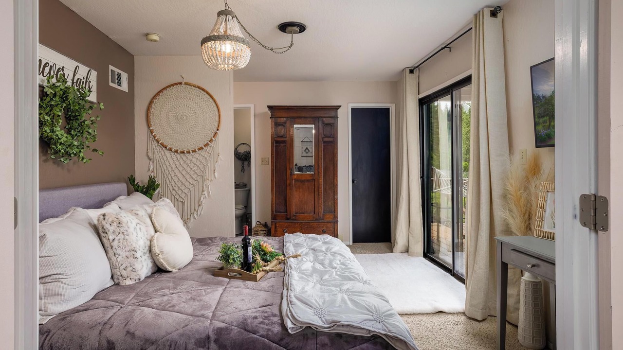 Photo of Bedroom in Groveland