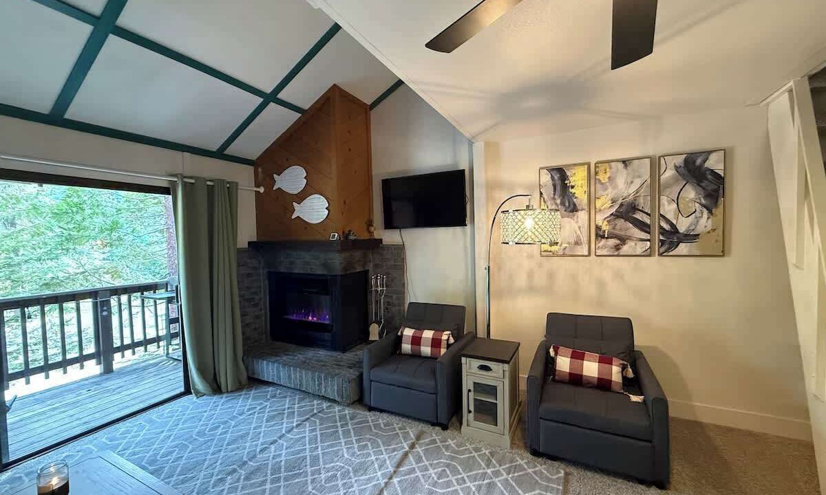 Photo of Livingroom in Shaver Lake