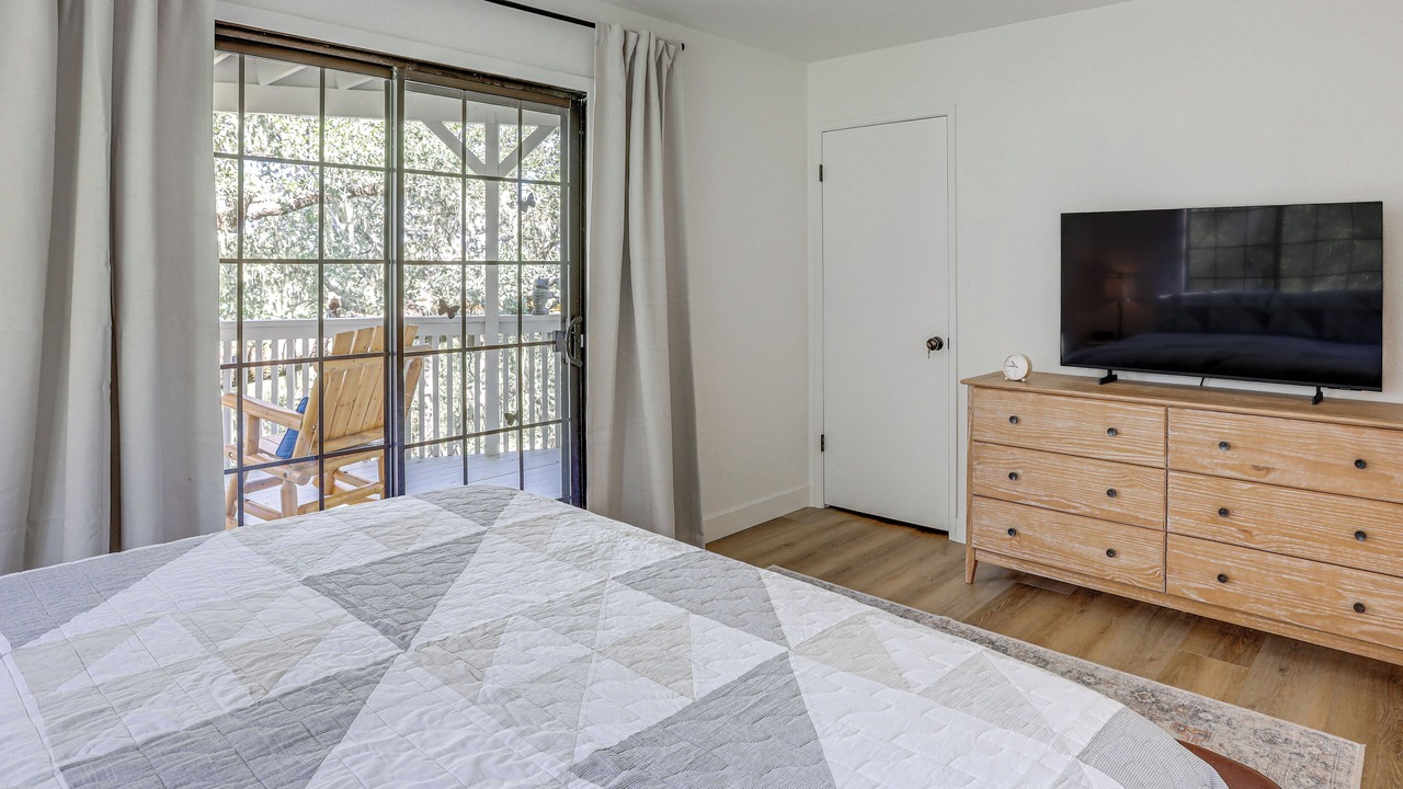 Photo of Bedroom in Oak Shores