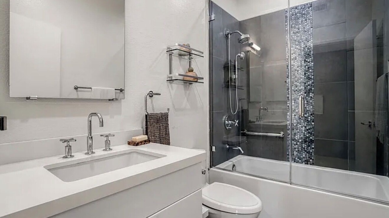 Photo of Bathroom in La Brea