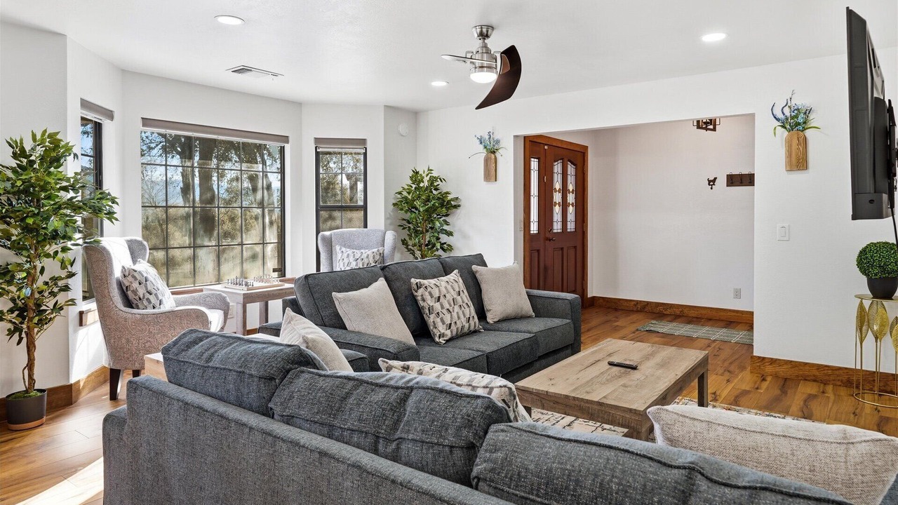 Photo of Livingroom in Oakhurst