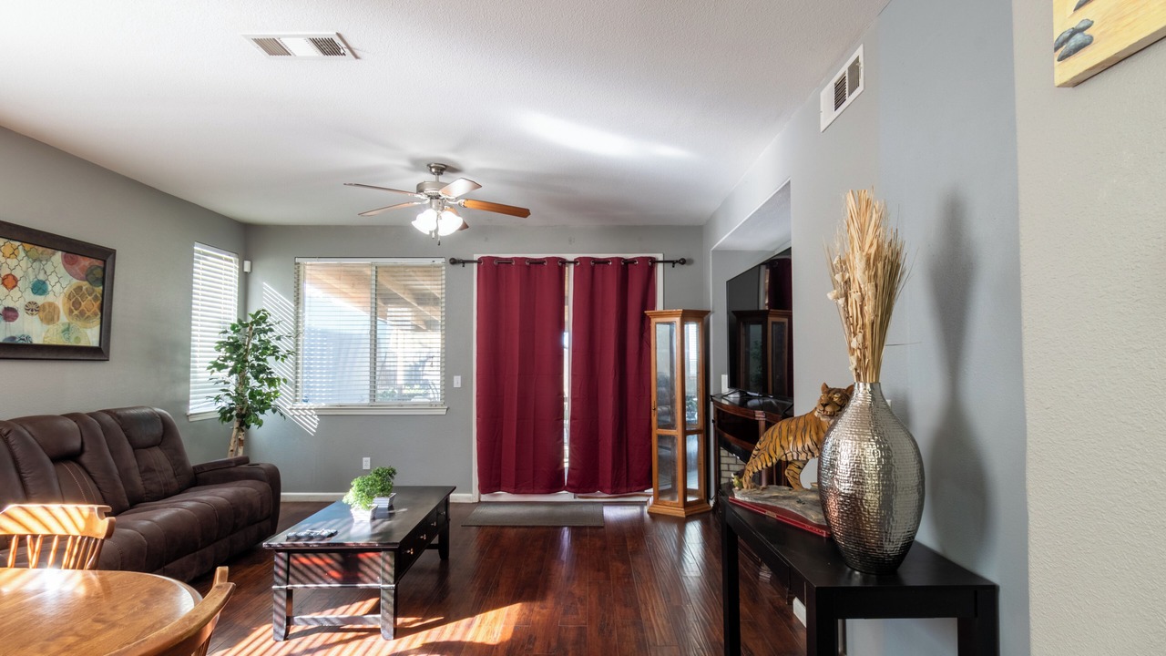 Photo of Livingroom in Tulare