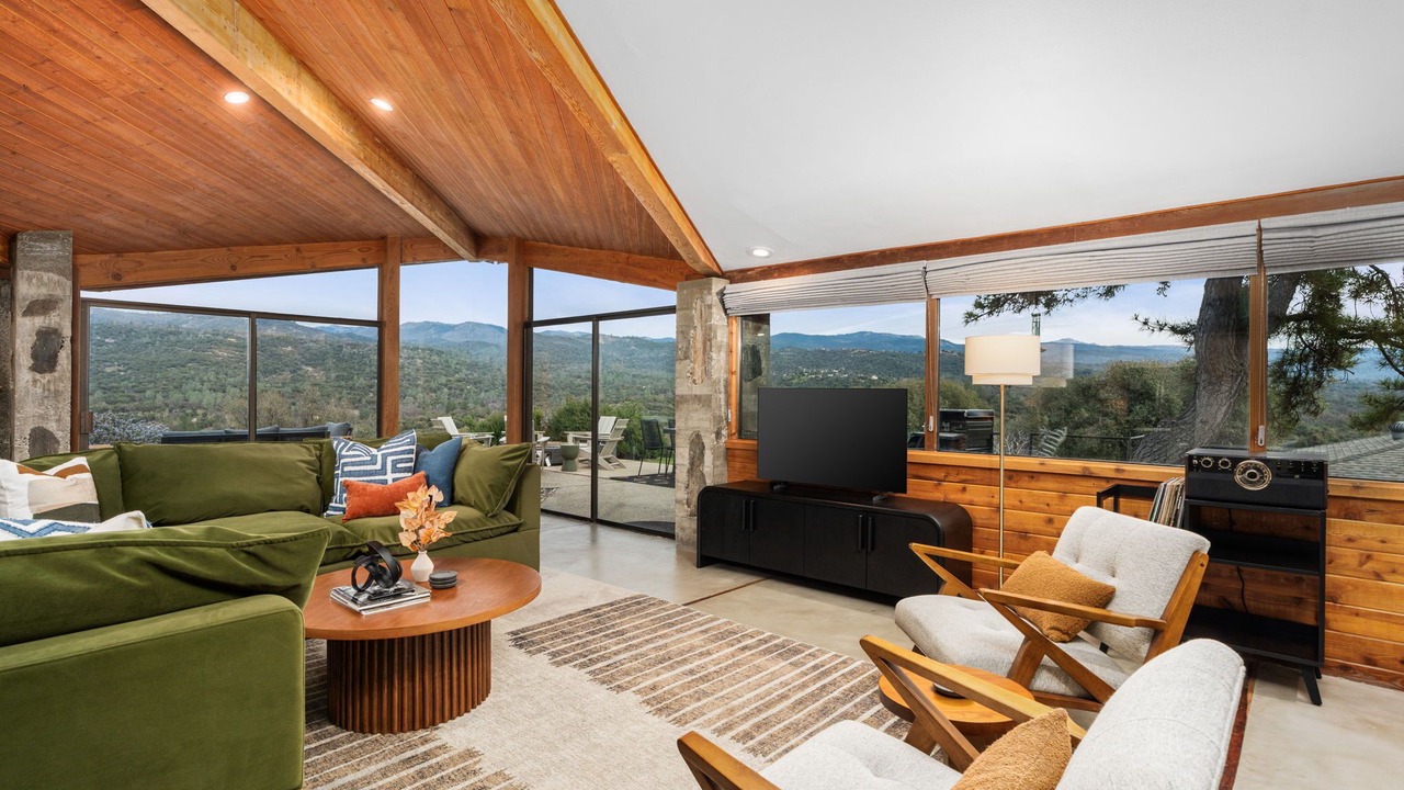 Photo of Livingroom in Oakhurst