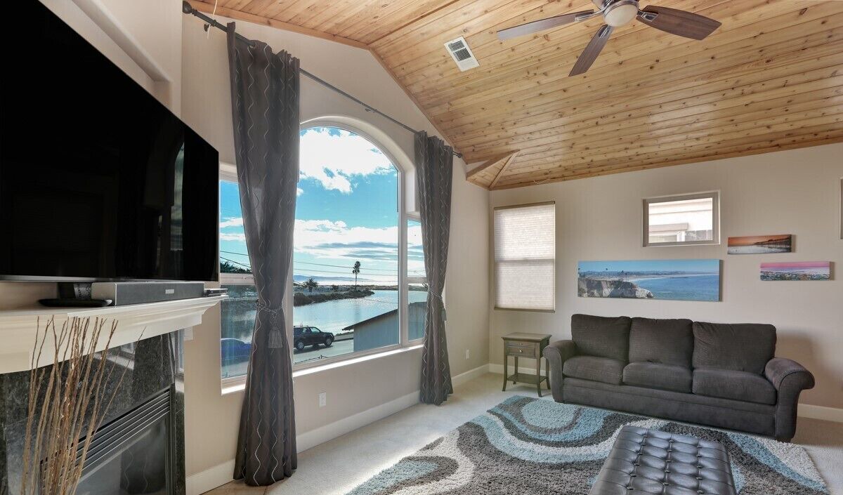 Photo of Livingroom in Downtown
