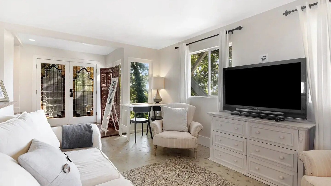 Photo of Livingroom in Eastern Malibu