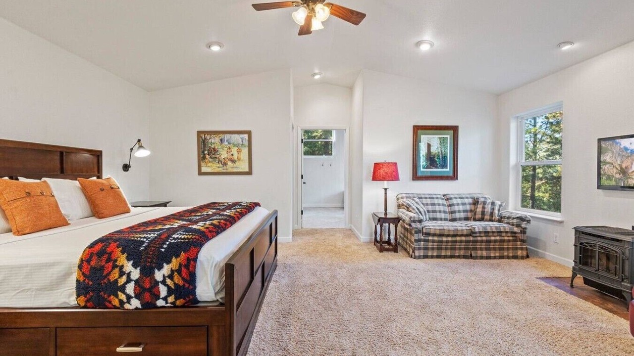 Photo of Bedroom in Groveland