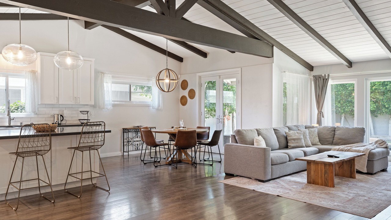 Photo of Livingroom in Van Nuys
