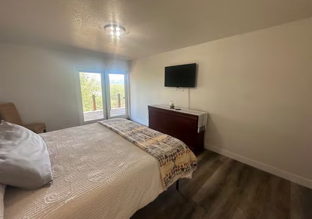 Photo of Bedroom in Oak Shores
