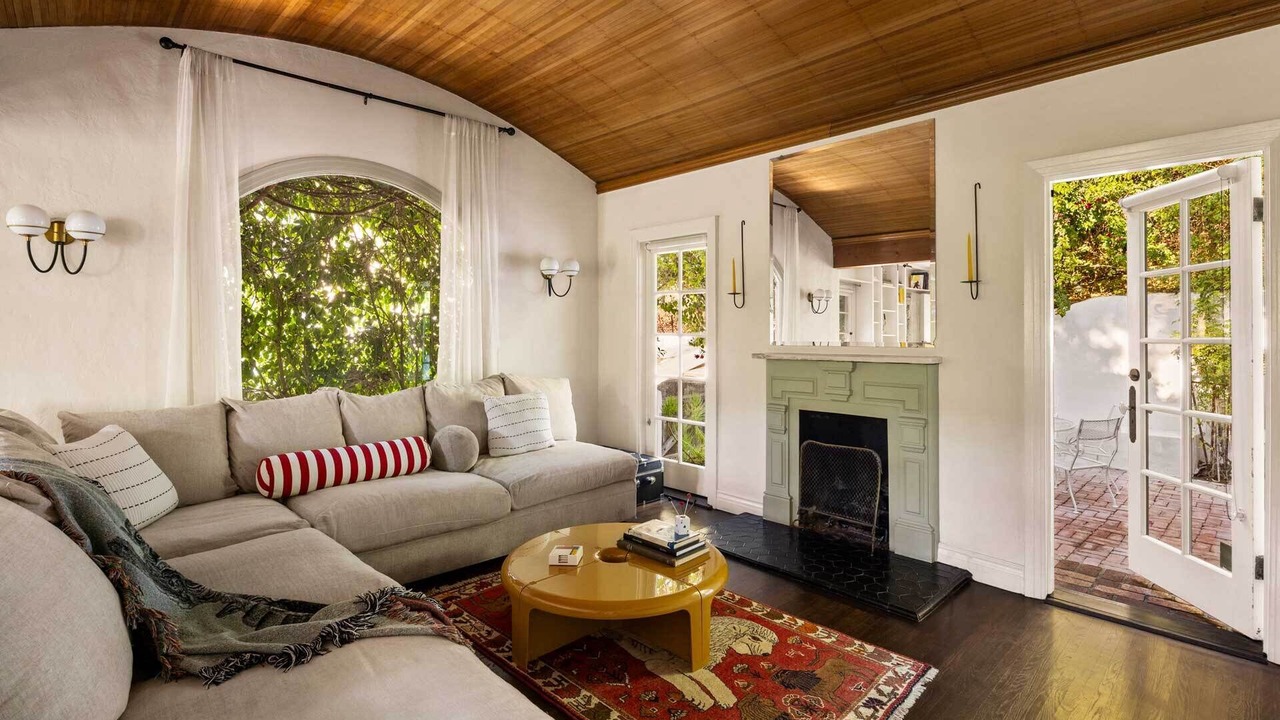 Photo of Livingroom in Beachwood Canyon